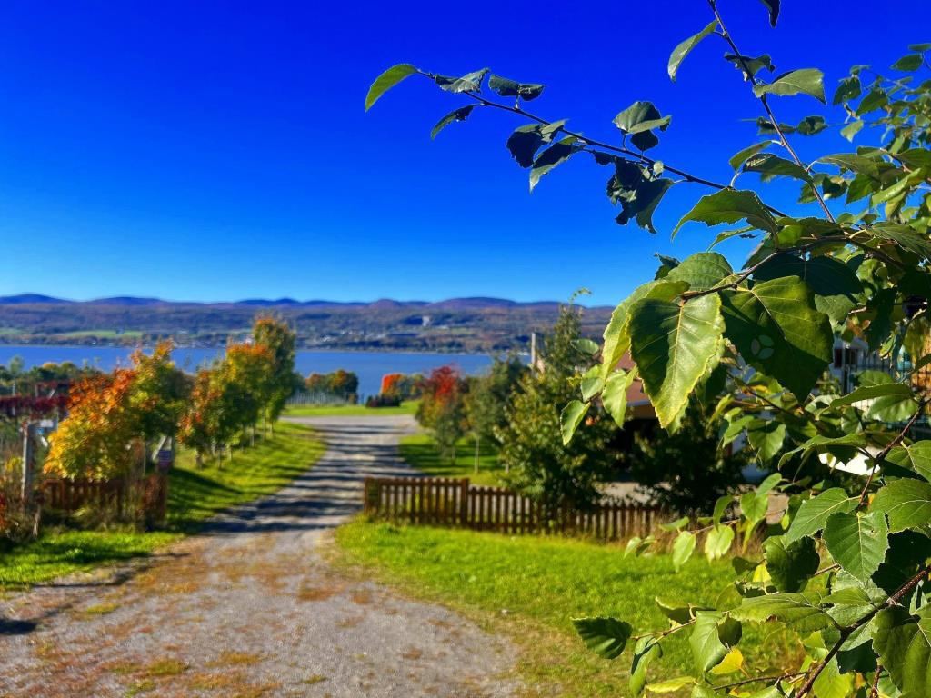 Auberge Au Poste de Traite — Île d'Orléans, Québec — à vendre 1 328 000$