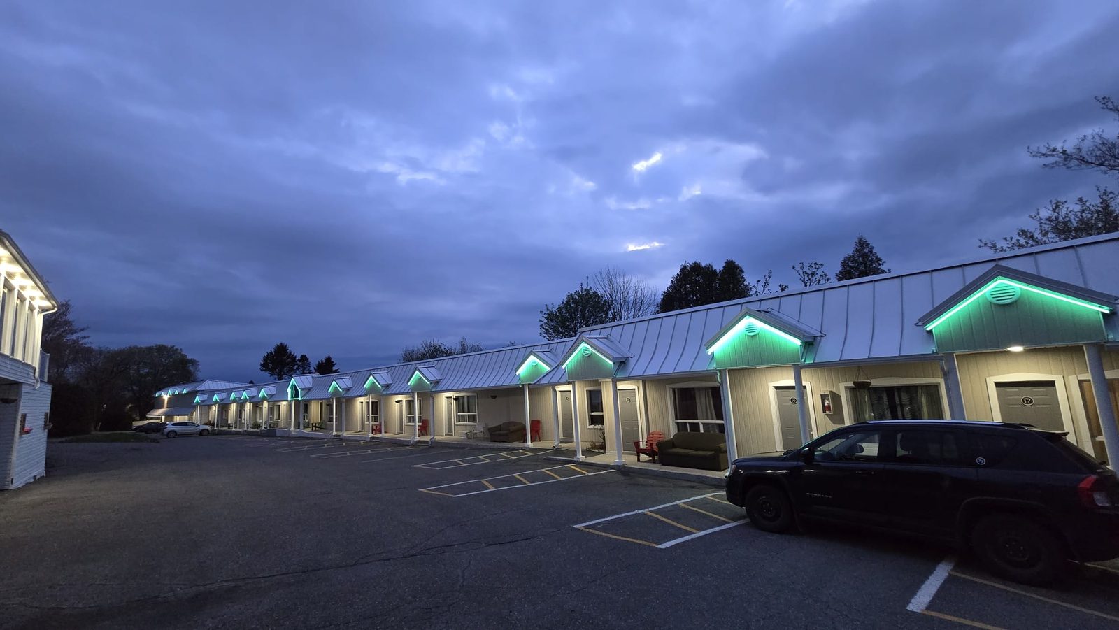 Unités du Motel T Côté illuminées à la tombée du jour