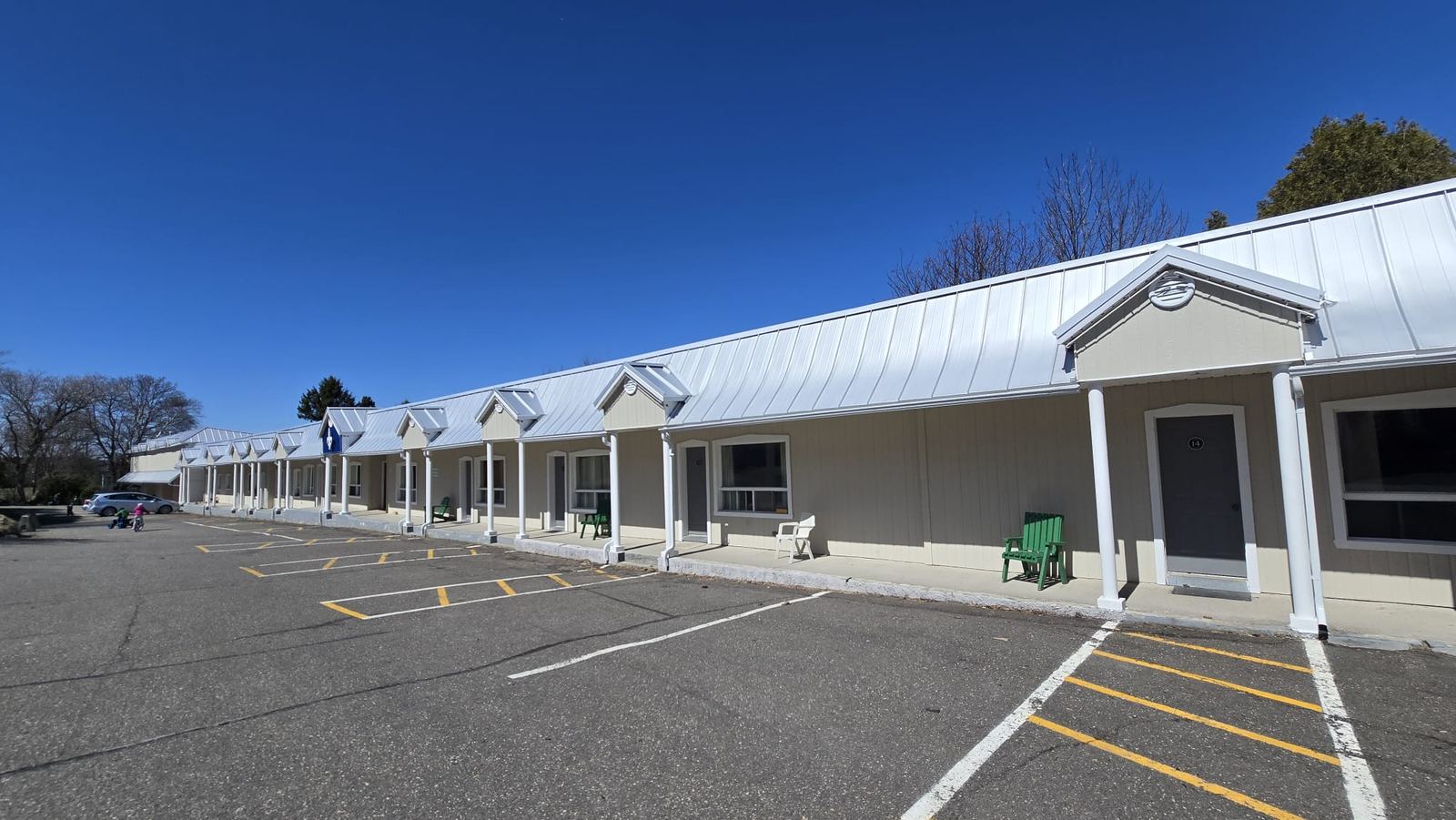 Rangée de chambres et suites du Motel T Côté de jour