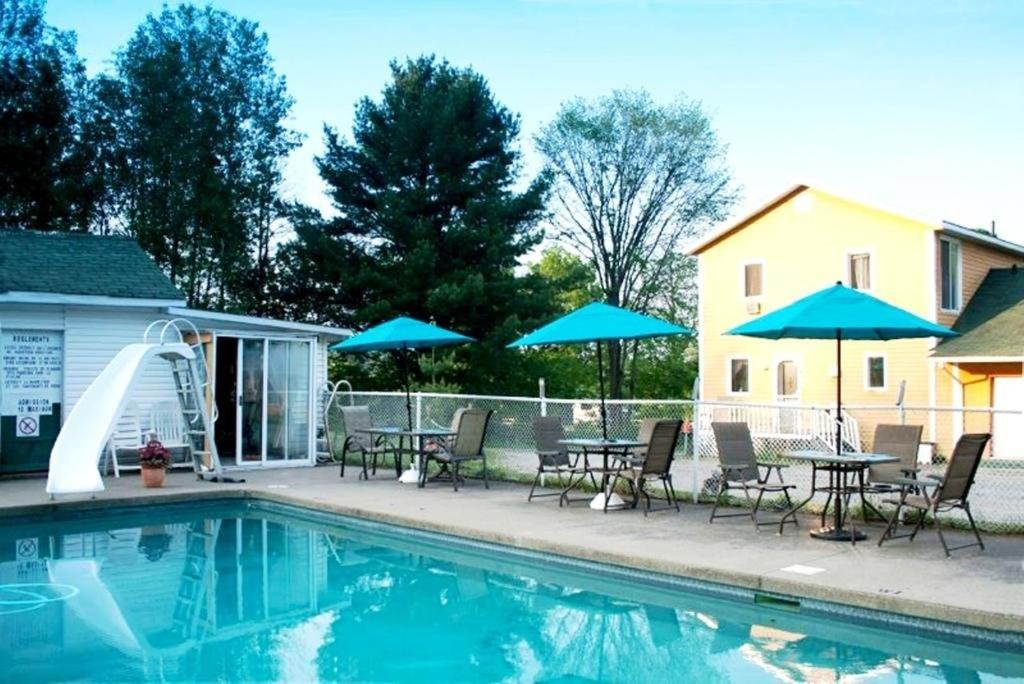 Piscine extérieure — Espace détente